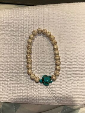 Beaded Cream and Turquoise Turtle Stretch Bracelet